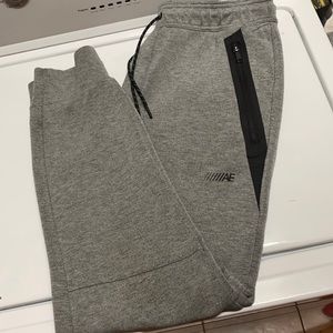 Men’s size Medium American Eagle Joggers. Light gray with black zipper pockets.